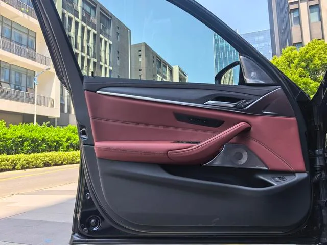 BMW 5 Series 2023 Reforma 530Li Líder M Conjunto deportivo interior foto 12 BMW 5 Series 2023 Reforma 530Li Líder M Conjunto deportivo interior foto 12