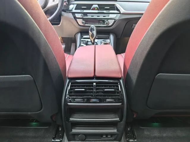 BMW 5 Series 2023 Reforma 530Li Líder M Conjunto deportivo interior foto 13 BMW 5 Series 2023 Reforma 530Li Líder M Conjunto deportivo interior foto 13