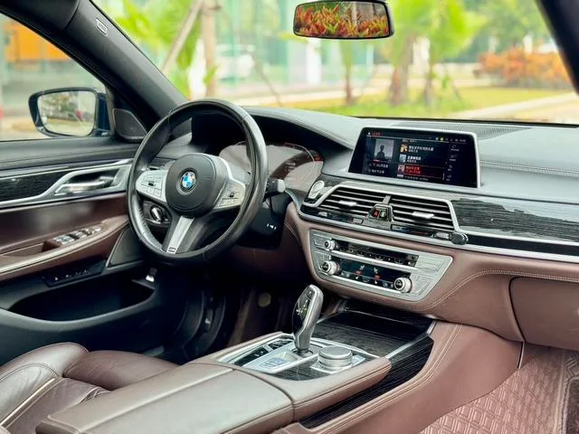 BMW 7 Series 2021 730Li M Sports suit exterior photo 3 BMW 7 Series 2021 730Li M Sports suit exterior photo 3