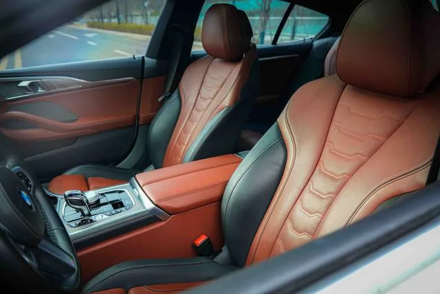 BMW 8 Series 2021 840i Coupé de cuatro puertas M Conjunto deportivo interior foto 19