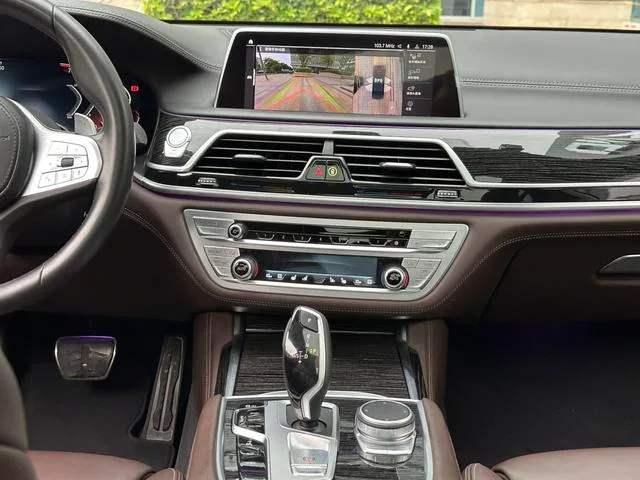 BMW 7 Series 2022 740Li Tipo de lujo M Conjunto deportivo interior foto 12 BMW 7 Series 2022 740Li Tipo de lujo M Conjunto deportivo interior foto 12