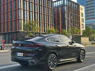 BMW X6 2021 xDrive30i M Спортивный костюм интерьер фото 11