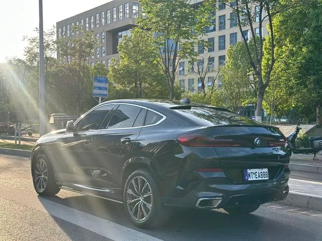 BMW X6 2021 xDrive30i M Спортивный костюм интерьер фото 13