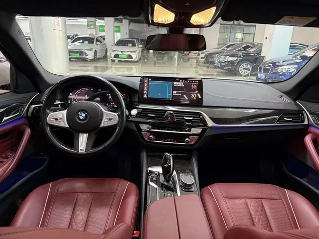 BMW 5 Series 2022 Segundo cambio 525Li M Conjunto deportivo interior foto 11 BMW 5 Series 2022 Segundo cambio 525Li M Conjunto deportivo interior foto 11