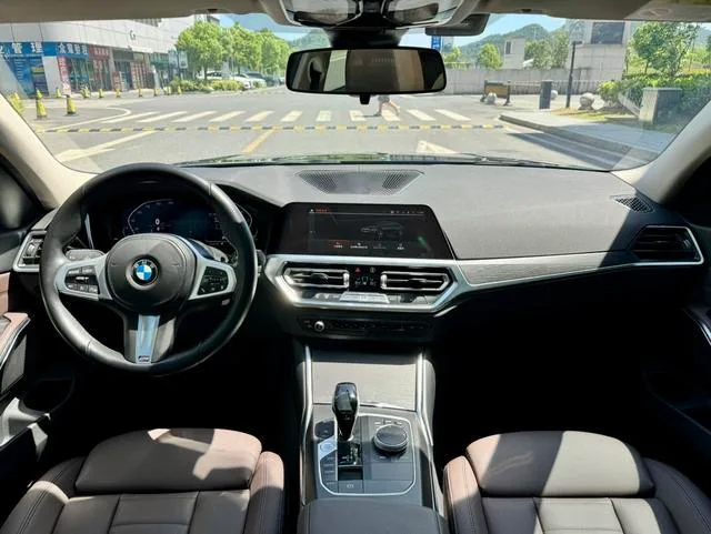 BMW 3 Series 2022 325i M Conjunto deportivo exterior foto 5