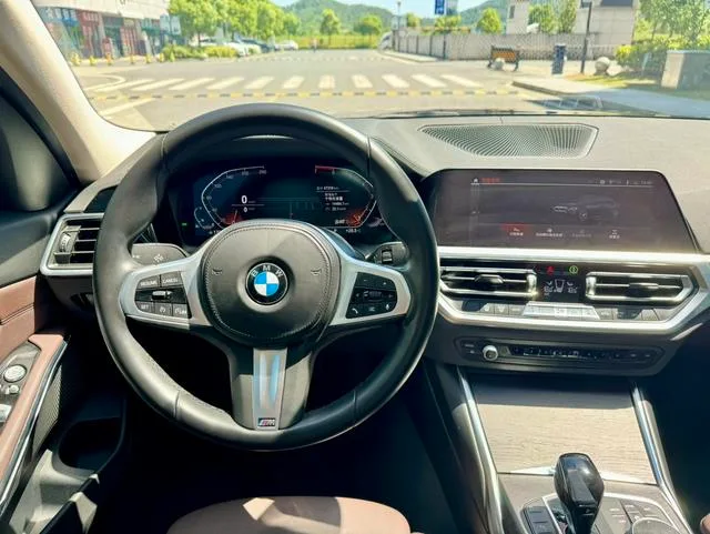 BMW 3 Series 2022 325i M Conjunto deportivo exterior foto 6
