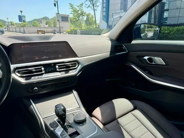 BMW 3 Series 2022 325i M Conjunto deportivo exterior foto 7