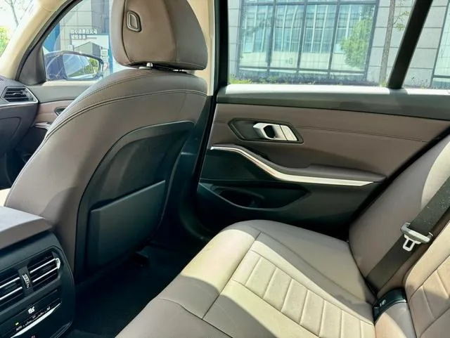 BMW 3 Series 2022 325i M Conjunto deportivo interior foto 9