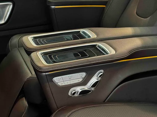 Mercedes-Benz V-Class 2022 V 260 Versión de lujo interior foto 12 Mercedes-Benz V-Class 2022 V 260 Versión de lujo interior foto 12