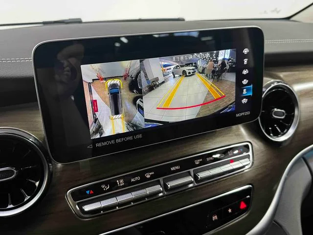 Mercedes-Benz V-Class 2022 V 260 Versión de lujo interior foto 15 Mercedes-Benz V-Class 2022 V 260 Versión de lujo interior foto 15