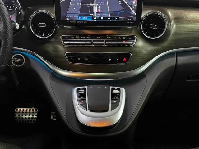 Mercedes-Benz V-Class 2022 V 260 Versión de lujo interior foto 19 Mercedes-Benz V-Class 2022 V 260 Versión de lujo interior foto 19