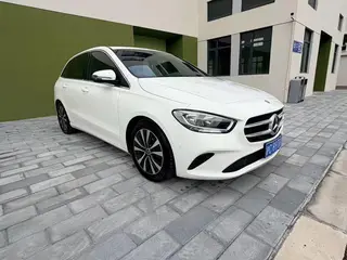 Mercedes-Benz B-Class 2021 B 180 Estilo de moda exterior foto 3 Mercedes-Benz B-Class 2021 B 180 Estilo de moda exterior foto 3