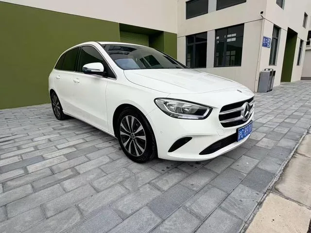 Mercedes-Benz B-Class 2021 B 180 Estilo de moda exterior foto 3 Mercedes-Benz B-Class 2021 B 180 Estilo de moda exterior foto 3