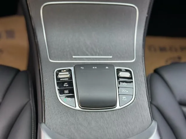 Mercedes-Benz GLC Coupe 2023 GLC 300 4MATIC Coupé SUV interior foto 17 Mercedes-Benz GLC Coupe 2023 GLC 300 4MATIC Coupé SUV interior foto 17