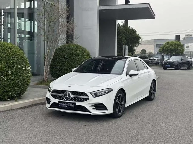 Mercedes-Benz A-Class 2022 A 200 L Version dynamique de la voiture de sport extérieur photo 1 Mercedes-Benz A-Class 2022 A 200 L Version dynamique de la voiture de sport extérieur photo 1