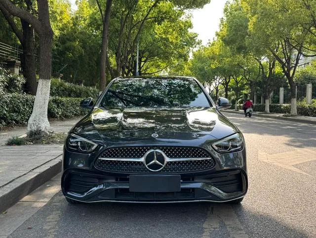 Mercedes-Benz C-Class 2025 C 260 L Versión deportiva exterior foto 2 Mercedes-Benz C-Class 2025 C 260 L Versión deportiva exterior foto 2