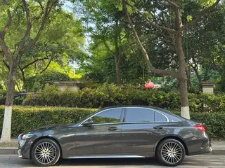 Mercedes-Benz C-Class 2025 C 260 L Versión deportiva exterior foto 3 Mercedes-Benz C-Class 2025 C 260 L Versión deportiva exterior foto 3