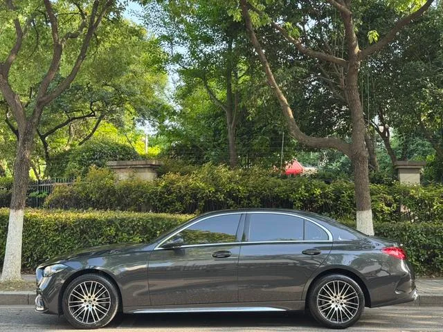 Mercedes-Benz C-Class 2025 C 260 L Versión deportiva exterior foto 3 Mercedes-Benz C-Class 2025 C 260 L Versión deportiva exterior foto 3