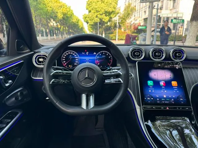 Mercedes-Benz C-Class 2025 C 260 L Versión deportiva interior foto 14 Mercedes-Benz C-Class 2025 C 260 L Versión deportiva interior foto 14