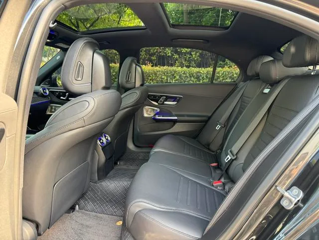 Mercedes-Benz C-Class 2025 C 260 L Versión deportiva interior foto 16 Mercedes-Benz C-Class 2025 C 260 L Versión deportiva interior foto 16