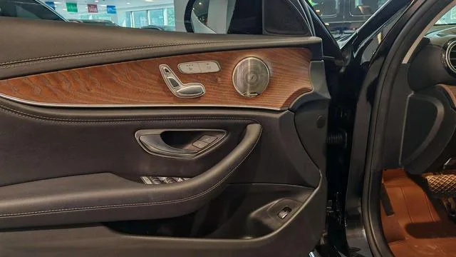 Mercedes-Benz E-Class 2022 E 300 L Luxury type Passenger car interior photo 7 Mercedes-Benz E-Class 2022 E 300 L Luxury type Passenger car interior photo 7