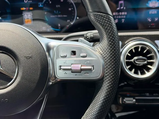 Mercedes-Benz CLA 2021 CLA 260 4MATIC Coupé à quatre portes intérieur photo 17 Mercedes-Benz CLA 2021 CLA 260 4MATIC Coupé à quatre portes intérieur photo 17