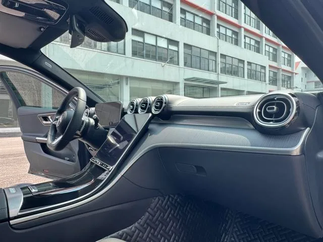 Mercedes-Benz C-Class 2022 C 260 L Versión deportiva interior foto 9 Mercedes-Benz C-Class 2022 C 260 L Versión deportiva interior foto 9