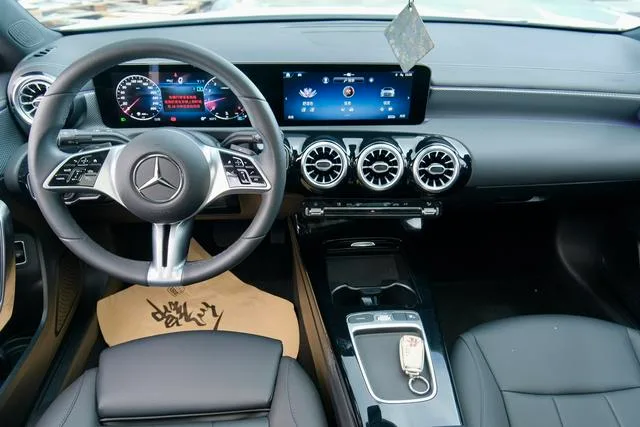 Mercedes-Benz A-Class 2024 A 180 L intérieur photo 7 Mercedes-Benz A-Class 2024 A 180 L intérieur photo 7
