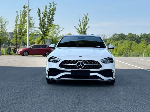 Mercedes-Benz C-Class 2025 C 260 L Versión deportiva exterior foto 2 Mercedes-Benz C-Class 2025 C 260 L Versión deportiva exterior foto 2
