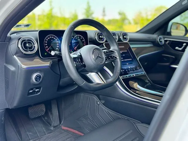 Mercedes-Benz C-Class 2025 C 260 L Versión deportiva exterior foto 4 Mercedes-Benz C-Class 2025 C 260 L Versión deportiva exterior foto 4