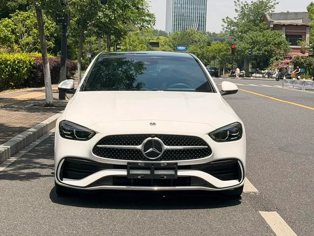 Mercedes-Benz C-Class 2023 C 260 L Versión deportiva exterior foto 2 Mercedes-Benz C-Class 2023 C 260 L Versión deportiva exterior foto 2