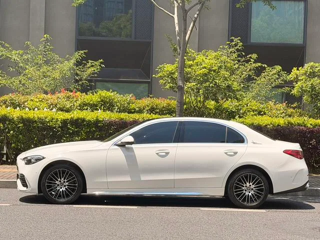 Mercedes-Benz C-Class 2023 C 260 L Versión deportiva exterior foto 3 Mercedes-Benz C-Class 2023 C 260 L Versión deportiva exterior foto 3