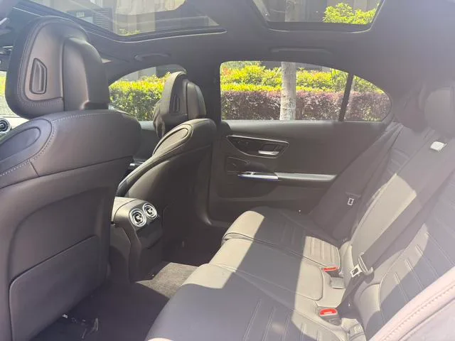 Mercedes-Benz C-Class 2023 C 260 L Versión deportiva interior foto 7 Mercedes-Benz C-Class 2023 C 260 L Versión deportiva interior foto 7