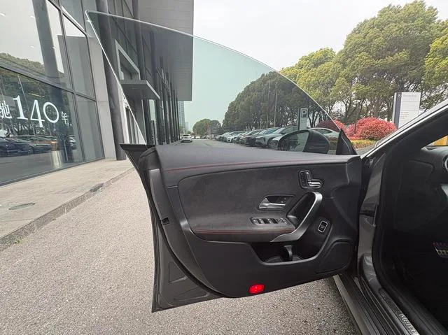 Mercedes-Benz CLA 2021 CLA 200 Four-door coupe interior photo 8 Mercedes-Benz CLA 2021 CLA 200 Four-door coupe interior photo 8