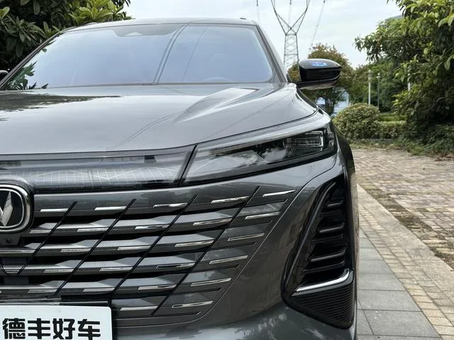 Changan CS75 PLUS 2024 Tercera generación Edición campeona 1.5T Conducción inteligente automática exterior foto 3 Changan CS75 PLUS 2024 Tercera generación Edición campeona 1.5T Conducción inteligente automática exterior foto 3