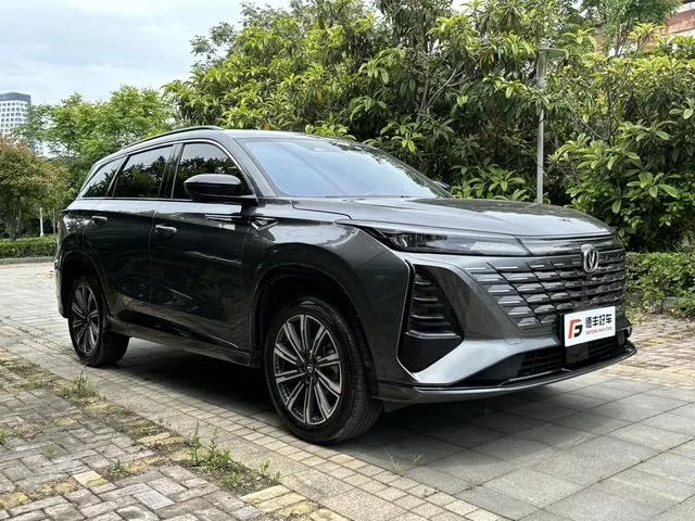 Changan CS75 PLUS 2024 Tercera generación Edición campeona 1.5T Conducción inteligente automática exterior foto 4 Changan CS75 PLUS 2024 Tercera generación Edición campeona 1.5T Conducción inteligente automática exterior foto 4