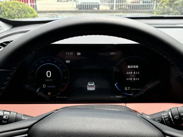 Changan CS75 PLUS 2024 Tercera generación Edición campeona 1.5T Conducción inteligente automática interior foto 15 Changan CS75 PLUS 2024 Tercera generación Edición campeona 1.5T Conducción inteligente automática interior foto 15