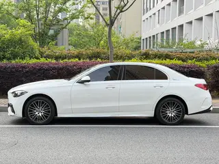 Mercedes-Benz C-Class 2025 C 260 L Version sportive intérieur photo 8 Mercedes-Benz C-Class 2025 C 260 L Version sportive intérieur photo 8