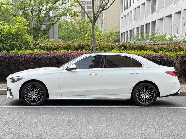 Mercedes-Benz C-Class 2025 C 260 L Version sportive intérieur photo 8 Mercedes-Benz C-Class 2025 C 260 L Version sportive intérieur photo 8
