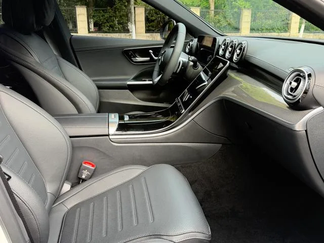 Mercedes-Benz C-Class 2025 C 260 L Version sportive intérieur photo 12 Mercedes-Benz C-Class 2025 C 260 L Version sportive intérieur photo 12