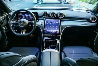 Mercedes-Benz C-Class 2023 C 260 L Versión deportiva interior foto 8 Mercedes-Benz C-Class 2023 C 260 L Versión deportiva interior foto 8