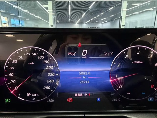 Mercedes-Benz C-Class 2024 Tres cambios C 260 L Versión deportiva interior foto 17 Mercedes-Benz C-Class 2024 Tres cambios C 260 L Versión deportiva interior foto 17