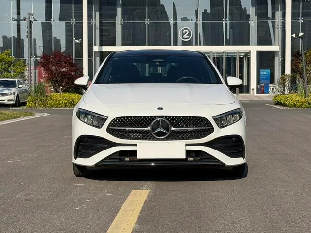 Mercedes-Benz A-Class 2024 A 200 L Edición de moda exterior foto 2 Mercedes-Benz A-Class 2024 A 200 L Edición de moda exterior foto 2