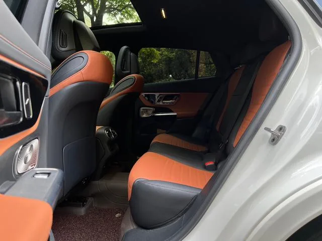 Mercedes-Benz GLC Coupe 2024 GLC 260 4MATIC Coupé SUV interior foto 12 Mercedes-Benz GLC Coupe 2024 GLC 260 4MATIC Coupé SUV interior foto 12
