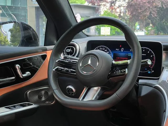 Mercedes-Benz GLC Coupe 2024 GLC 260 4MATIC Coupé SUV interior foto 16 Mercedes-Benz GLC Coupe 2024 GLC 260 4MATIC Coupé SUV interior foto 16