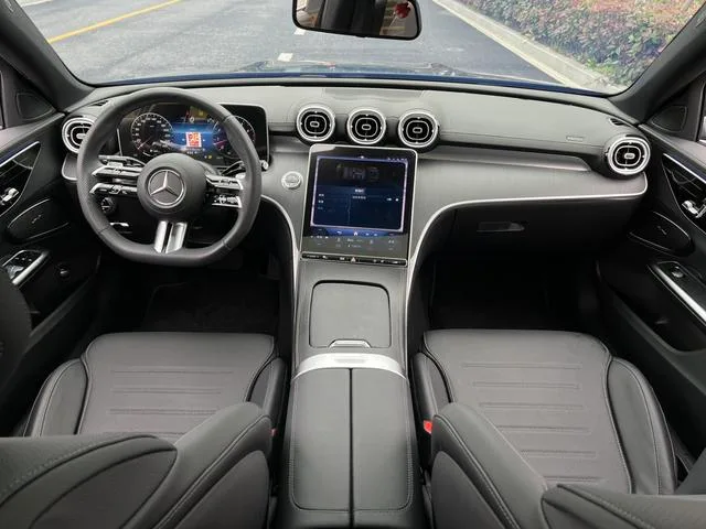 Mercedes-Benz C-Class 2024 C 260 L Versión deportiva interior foto 13 Mercedes-Benz C-Class 2024 C 260 L Versión deportiva interior foto 13