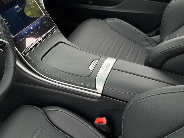 Mercedes-Benz C-Class 2024 C 260 L Versión deportiva interior foto 14 Mercedes-Benz C-Class 2024 C 260 L Versión deportiva interior foto 14
