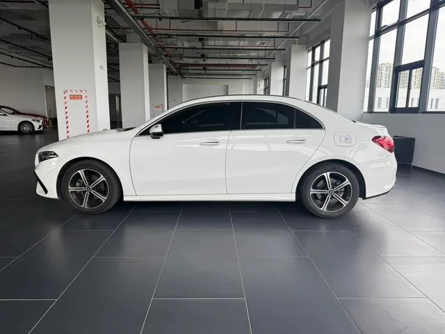 Mercedes-Benz A-Class 2024 A 200 L Edición de moda exterior foto 3 Mercedes-Benz A-Class 2024 A 200 L Edición de moda exterior foto 3