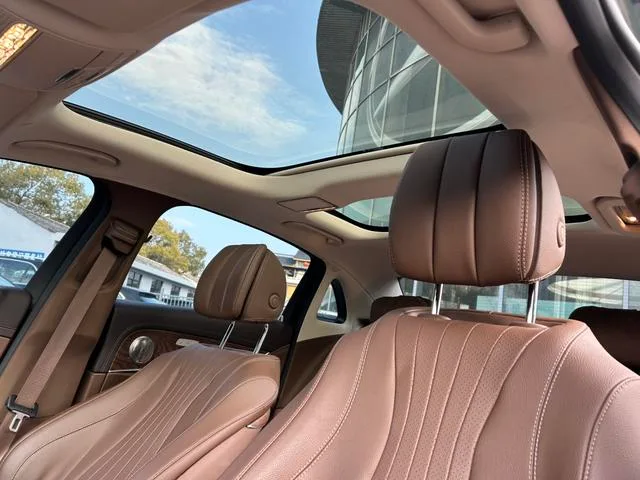 Mercedes-Benz E-Class 2023 E 300 L Fashionable Passenger car interior photo 12 Mercedes-Benz E-Class 2023 E 300 L Fashionable Passenger car interior photo 12