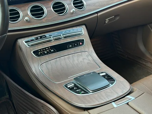 Mercedes-Benz E-Class 2023 E 300 L Fashionable Passenger car interior photo 15 Mercedes-Benz E-Class 2023 E 300 L Fashionable Passenger car interior photo 15